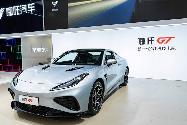 重庆131哪吒汽车在智能汽车领域的表现，领途汽车在新能源汽车市场中的影响力